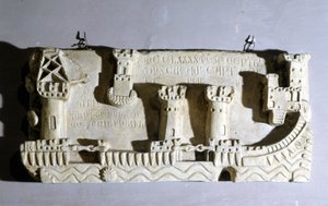 Basrelief, das den alten Hafen von Pisa darstellt. Wir bemerken die Ketten, die den Zugang zum Hafen blockieren, die von Genua als Trophäe nach der Schlacht von Meloria gegen Korsika genommen wurden. Genua, Schifffahrtsmuseum von Pegli. 1290 von Unknown artist