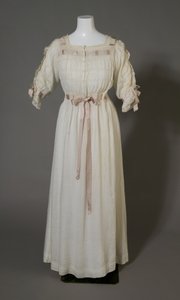 Bertha Palmers Nachthemd, ca.1880 (Vorderansicht), Weiße Baumwolle, Spitze, Stickerei und Seidenband.