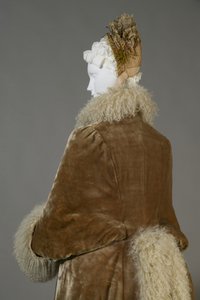 Bertha Palmers Wintermantel, ca.1885 (Rückendetail), Seidensamt und Lammwolle. von Unknown artist