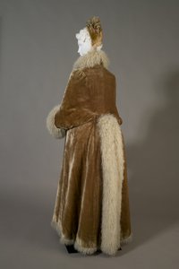 Bertha Palmers Wintermantel, ca. 1885 (schräge Rückansicht), Seidensamt und Lammwolle.