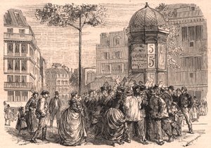 Boulevard Pigalle in Paris: Pariser Menge um eine Morris-Säule während des Zeitungsverkaufs