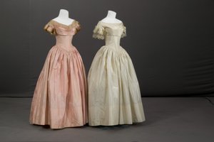 Brautjungfernkleid und Blumenmädchenkleid von Unknown artist