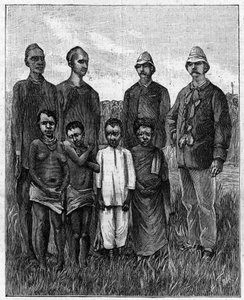 Zentralafrikanische Pygmäen mit englischen und sudanesischen Offizieren. (Von einer Fotografie). Gravur in „La Nature: revue des sciences et de leurs applications aux arts et a l