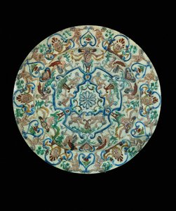 Fayence-Teller, verziert mit grotesken Ornamenten