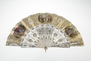 Fächer, ca.1860, Gedrucktes und bemaltes Papier, Perlmutt, Gold, Silber und Kupfermetalle, und Spiegel, Hersteller unbekannt von Unknown artist