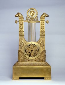 Harfenförmige Kaminuhr. von Unknown artist