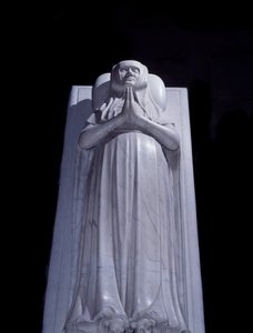 Liegende der Nonne Blanche de France. Skulptur des Grabes aus dem Jahr 1393