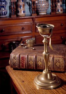 Öllampe, Gewicht und Buch eines Apothekers von Unknown artist
