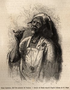 Alter Bambara, Stammeshäuptling in Yamina (Niger), raucht die Pfeife und trägt die traditionelle Häuptlingsbedeckung seines Stammes. Gravur zur Illustration der Reise nach Westsudan von Leutnant (Marine) M.Mage, 1863-1866, veröffentlicht in „Le tour du mon