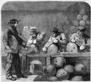 Polierwerkstatt der Bombengießerei im Woolwich Arsenal, Vororte von London, England. Gravur in „L