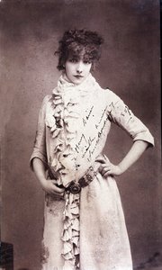 Porträt von Henriette Rosine Bernard genannt Sarah Bernhardt (1844-1923), signierte Fotografie von Unknown artist