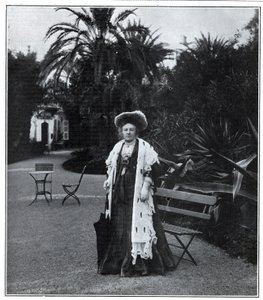 Porträt von Madame Juliette Adam (geb. Lambert) (1836-1936), französische Schriftstellerin, Polemikerin und Feministin in Nizza 1905 von Unknown artist