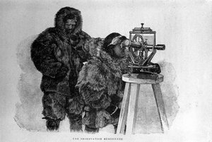 Porträt des norwegischen Entdeckers Fridtjof Nansen (1861-1930), Wissenschaftler und Diplomat, mit einem seiner Mitarbeiter bei der Verwendung des Theodolits von Unknown artist