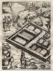 Salzgewinnung durch Verdampfen von Meerwasser in Salinen. Aus „De re metallica“ von Georgius Agricola (Georg Bauer). (Basel 1556) - Salzproduktion: Meerwasser wird in große Schalen gegossen, verdampft und hinterlässt Salzablagerungen. Gravur aus „De re met