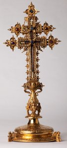 Reliquienkreuz. Goldschmiedekunst mit Juwelen. Herkunft Abtei Saint-Amand Tournai, ex-Elnone. 16. Jahrhundert.