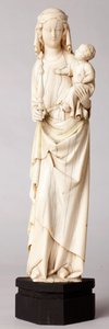 Statue. Madonna mit Kind. Geschenk von Mgr Cantineau, Dekan des Domkapitels. Elfenbein. 13. Jahrhundert. von Unknown artist