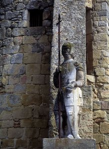 Statue eines Katharerkriegers an der Tür von Avignonet in Lauragais (31).