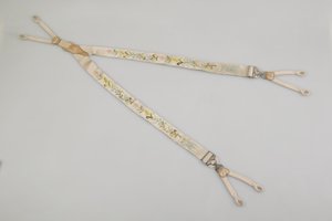 Hosenträger, ca. 1880, bestickter weißer Satin, Leder, Silber, Hersteller unbekannt
