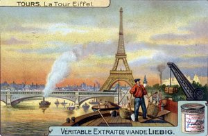 Der Eiffelturm von der Seine in Paris am Abend gesehen.