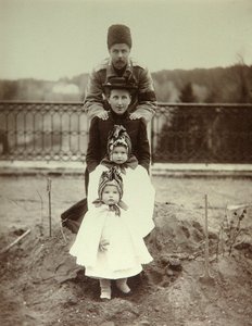 Die Familie von Herzog Fyodor Uvarov im Landgut Porechye. Albumin-Foto von Unknown artist