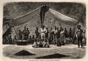 Das gemeinsame Mahl der Arbeiter nach der Sammlung der Kaffeebohnen, die im Vordergrund auf dem Boden trocknen; in der Mitte des Bildes, der Besitzer der Plantage, geschlossen und mit weißer Kopfbedeckung. Illustration der Reise nach Brasilien, Geschichte 