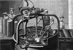 Die mechanische Installation von Herrn Marguery, Restaurateur, in Paris: automatische Maschine zum Waschen von Tellern. Der Bediener legt einen schmutzigen Teller mit der rechten Hand in die Maschine und nimmt den gereinigten Teller mit der linken Hand her