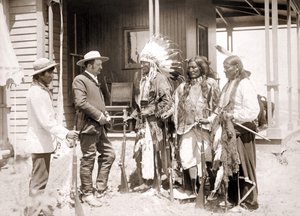 Drei Cheyenne in zeremoniellen Kostümen und mit Gewehren begrüßen einen Weißen, begleitet von einem Dolmetscher. Spätes 19. Jahrhundert von Unknown artist
