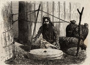 Turkmenische Frau benutzt das Getreidemahlrad, aktiviert ein raffiniertes Kurbel-System. Gravur zur Illustration der Reise nach Japan 1863-1864 von Aime Humbert, Minister der Schweizerischen Eidgenossenschaft von Unknown artist