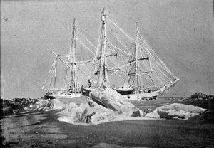 Ansicht des belgischen Forschungsschiffs „Belgica“, das in den antarktischen Expeditionen verwendet wurde, im Eis gefangen