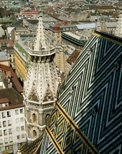 Ansicht des glasierten Ziegeldachs der Kathedrale