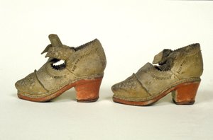 Modell eines roten Absatzschuhs aus dem 17. Jahrhundert, Museo del Castello, Mailand von Unknown artist