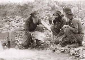 3 Männer sieben die Erde, um Gold zu gewinnen: Goldsucher in Süddakota, Rockerville. Fotografie von 1889 von Unknown artist
