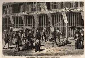 Eine Apotheke in Yedo (heutiges Tokio), der Apotheker arbeitet mit seinem Helfer vor den Augen der Öffentlichkeit, geschützt durch ein lackiertes Holzgitter.