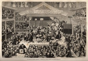 Eine Bühne des japanischen Theaters in Yokohama, mit drei Galerien für die Zuschauer; die Schauspieler spielen auf einer hohen Bühne, jeder begleitet von einem Mann, der einen langen Stock hält, an dessen Ende eine Kerze befestigt ist; während der Aufführu von Unknown artist