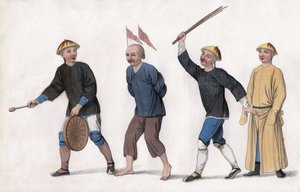 Eine Anklage wird vor Gericht gebracht. Um die Aufmerksamkeit der Öffentlichkeit zu erregen, sind rote Fahnen auf seinem Kopf befestigt und ein Mann schlägt den Gong. Gravur, in „Die Strafen der Chinesen“, London von Unknown artist