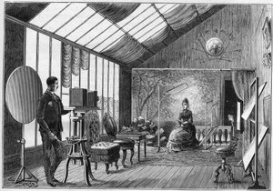 Fotostudio eines Amateurfotografen mit seinen Accessoires in Frankreich im Jahr 1888. In „La nature“ von 1888. von Unknown artist