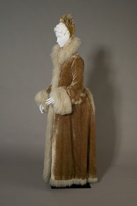 Bertha Palmers Wintermantel, ca. 1885 (Seitenansicht), Seidensamt und Lammwolle. von Unknown artist