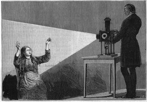 Katalepsie unter dem Einfluss von Licht. Der französische Neurologe Jean Martin Charcot (1825-1893) untersucht das Phänomen der Hypnose an einem Patienten im Krankenhaus Salpêtrière.