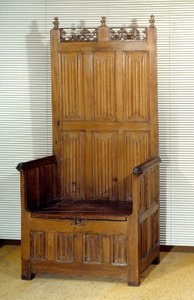Zeremonientruhe aus Eiche mit zwei Sitzen für die Herren. Ende des 15. Jahrhunderts. Paris, dekorative Künste