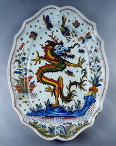 Fayence-Teller mit einem Drachen dekoriert. 18. Jahrhundert, Sevres von Unknown artist