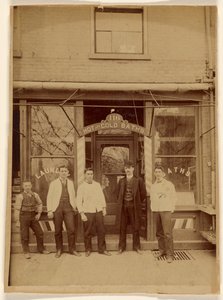 Vier Männer und ein Junge vor einem öffentlichen Badehaus von Unknown artist