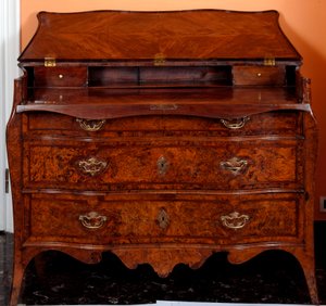 Möbel: Kommode aus Zedernholz. Ca. 1735-1745. Privatbesitz