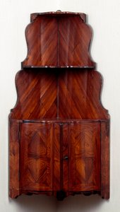 Möbel: Eckschrank mit Holzregalen. Ca. 1740. Privatbesitz von Unknown artist