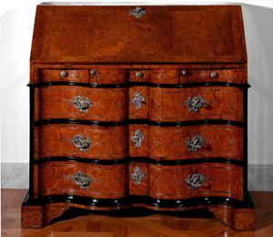 Möbel: Schreibtisch aus Zedernholz. 1730-1735 ca. Maße: 115x115x55 cm. Private Sammlung