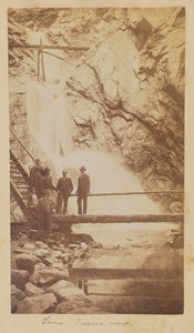 Gruppe von Menschen bei den Seven Falls, Cheyenne Canyon, Colorado von Unknown artist