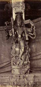 Säule und Figur, aus einem einzigen Stein geschnitten. Coimbatore