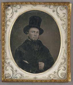 Porträt eines sitzenden Mannes mit Kinnbart und Zylinder von Unknown artist