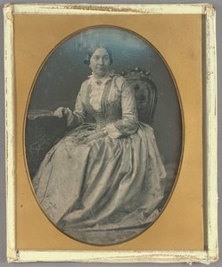 Porträt einer sitzenden Frau in langem, fließendem Kleid von Unknown artist