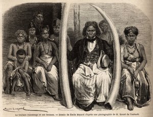 Porträt eines afrikanischen Elfenbeinhändlers, umgeben von seinen Frauen. Zeichnung von Emile Bayard, zur Illustration der Reise nach Gabun, 1861-64, von Dr. Griffon du Bellay. Gravur in „Le tour du monde“, herausgegeben von Edouard Charton von Unknown artist