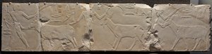 Relief von Männern, die Wüstentiere bringen
